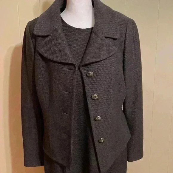 Woman’s Gray 2 Piece Sheath Style Dress Suit Unbranded in Size 10-12. - Picture 3 of 16
